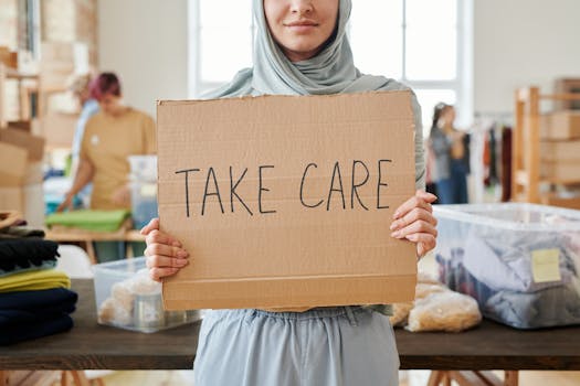 Home Smiling volunteer in hijab holding a